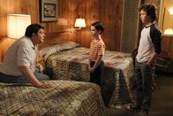 Young Sheldon – Machen einen Männer-Roadtrip: George (Lance Barber, l.), Sheldon (Iain Armitage, M.) und Georgie (Montana Jordan, r.) ...