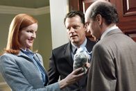 Desperate Housewives – Bree (Marcia Cross, l.) bittet ihren Mann Rex (Steven Culp, M.), nicht zum Scheidungsanwalt zu gehen, sondern einen Eheberater (Darsteller unbekannt, r.) aufzusuchen ...
