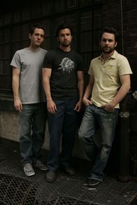 It's Always Sunny in Philadelphia – (2. Staffel) - It's Always Sunny in Philadelphia: Dennis (Glenn Howerton, l.), Charlie (Charlie Day, r.) und Mac (Rob McElhenney, M.)