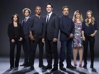 Criminal Minds – L-R: Kate Callahan (Jennifer Love Hewitt), Dr. Spencer Reid (Matthew Gray Gubler), Derek Morgan (Shemar Moore), Aaron Hotchner (Thomas Gibson), David Rossi (Joe Mantegna), Penelope Garcia (Kirsten Vangsness) und Jennifer "JJ" Jareau (A.J. Cook)