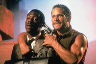 Nur 48 Stunden – Reggie Hammond (Eddie Murphy, l.) und Polizistenmörder Albert Ganz (James Remar).