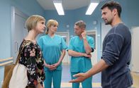 In aller Freundschaft – SENDER: ARD - SENDETITEL: In aller Freundschaft Folge 828 - UNTERTITEL: Zukunftsklänge - CAPTION: ARD/MDR IN ALLER FREUNDSCHAFT FOLGE 828, "Zukunftsklänge" Uhr im ERSTEN..Friederike Kamps (Sophie Rogall, li.) Vorwürfe gegen ihren Ex-Freund Nathan Friedrich (Joshua Grothe, re.) gipfeln in einem Streit vor Dr. Lea Peters (Anja Nejarri, 2.v.li.) und Dr. Kaminski (Udo Schenk, 2.v.re.). Ab sofort sollen die Ärzte nur noch mit Friederike reden, schließlich hat Nathan kein Sorgerecht..