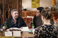 Spreadsheet – Matt (Stephen Curry, l.); Jake (Robbie Magasiva, r.)