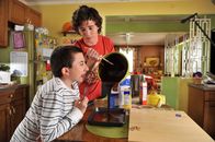 The Middle – Nachdem Axl (Charlie McDermott, r.) unbeabsichtigt Bricks (Atticus Shaffer, l.) Schulprojekt, eine Teig-Karte von Indiana, gegessen hat, sind beide der Meinung, diese mit Leichtigkeit nochmal backen zu können. Doch da täuschen sie sich gewaltig ...