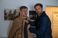 Der Kommissar und der See – Martin Keller (Dominik Maringer, r.) hält Julian Leitner (Marcus Mittermeier, l.) zurück.