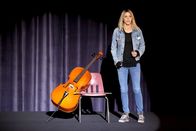 The Mick – Mick (Kaitlin Olson) kommt unterwartet aus sich heraus und entdeckt ungeahnte Talente, die sie in der Schulaula unfreiwillig zur Schau stellt ...