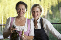 Heimatleuchten – Annemarie und Tochter Katharina Foidl auf ihrer Angerer Alm am Kitzbueheler Horn mit einem der bestsortierten Weinkeller der Alpen in ServusTV's "Heimatleuchten - Almleben" in St. Johann in Tirol, Oesterreich.