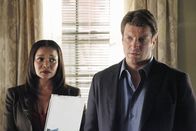 Castle – Lanie Parish (Tamala Jones, l.) will nicht glauben, dass Richard Castle (Nathan Fillion, r.) ein brutaler Mörder sein soll, doch die Beweise sind erdrückend ...