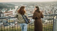 Freund oder Feind. Ein Krimi aus Passau – Mia (Nadja Sabersky, links) erzählt Frederike (Marie Leuenberger) an der Oberen Veste in Passau von der Widmung, die sie die ganze Zeit beschäftigt.