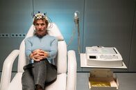 SOKO Stuttgart – Die erste Kriminalkommissarin Martina Seiffert (Astrid M. Fünderich) war als Probandin in das revolutionäre Forschungsprojekt "Radiant" involviert. Sie und die leitende Psychologin des Projekts waren seit Jahren befreundet. Als diese Opfer eines Gewaltverbrechens wird, ist Martinas Bestürzung groß und hinter der Fassade des modernen Forschungsunternehmens stoßen die Ermittler auf menschliche und moralische Abgründe.