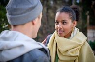 Sturm der Liebe – Imani (Belina Mohamed-Ali, r.) und Max (Stefan Hartmann, l.) kommen sich im Überschwang näher.