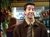 Friends – Ross (David Schwimmer) verabredet sich mit einer Kollegin von Monica. Um einen möglichst guten Eindruck zu machen, bleicht er sich die Zähne zuvor mit Zahnweiß, beachtet jedoch nicht die angegebene Einwirkzeit.