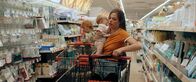 Windstill – Lara (Giulia Goldammer) mit ihrer Tochter Olivia (Patricia Graf) im Supermarkt.