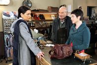 Rote Rosen – ARD ROTE ROSEN FOLGE 1450 Uhr im ERSTEN. Vera (Sandra Speichert, l.) erfährt überrascht, dass ausgerechnet Jan Ariane (Alexandra Horn, r. mit Claus Dieter Clausnitzer, M.) vor einer Anzeige bewahrt hat.