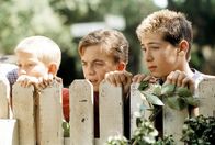 Malcolm mittendrin – Als sie sehen, wo ihr Ball gelandet ist, würden sie den Schlag am liebsten wieder rückgängig machen: Reese (Justin Berfield, r.), Malcolm (Frankie Muniz, M.) und Dewey (Erik Per Sullivan, l.) ...