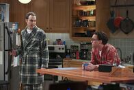 The Big Bang Theory – Leonard (Johnny Galecki, r.) und Sheldon (Jim Parsons, l.) haben beide mit dem vermeidlichen Ende ihrer jeweiligen Beziehungen zu kämpfen ...