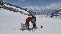 Katastrophen der Erdgeschichte – Die beiden Wissenschaftler Patrick Jung und Michael Lakatos wollen in den Schweizer Alpen herausfinden, ob die Anreicherung der Atmosphäre mit Sauerstoff der einzige Grund für die Vereisung der Erde ist.