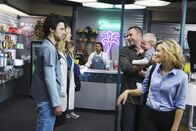 Scrubs - Die Anfänger – Elliot (Sarah Chalke, 2.v.l.) und J.D. (Zach Braff, l.) haben das Wochenende mit Sam verbracht und bringen ihn nun zu Kim zurück. Dort erleben sie eine Überraschung, als plötzlich Kim (Elizabeth Banks, r.) ihnen Sean (Scott Foley, 3.v.r.) vor die Nase stellt ...