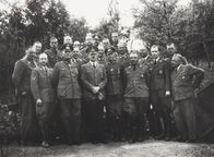 Der Zweite Weltkrieg – Adolf Hitler im Kreise hoher Offiziere und Generäle während des Westfeldzuges 1940.