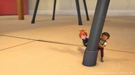 Die Borger – Arrietty und Bernard pirschen sich an den Herd heran.
