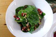 Kochs anders - Gourmetideen aus Hessen – Alis Beilagensalat – Blattspinat mit Pinienkernen und Granatapfelkernen.