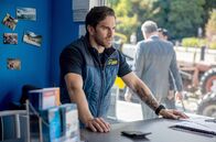 One Lane Bridge – Wassersport-Unternehmer Rob (Jared Turner) steht nach dem Mordfall bei der Polizei unter Tatverdacht.