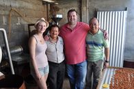 Verrückt nach Meer – Küchenchef Fritz Pichler und Küchenpraktikantin Elisabeth mit den Schokoladenherstellern in Puerto Chiapas in Mexiko.