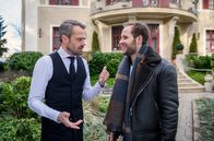 Sturm der Liebe – Florian (Arne Löber, r.) hat etwas mit Erik (Sven Waasner, l.) zu feiern.