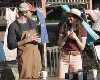 Bless This Mess – Mike (Dax Shepard, l.); Rio (Lake Bell, r.)