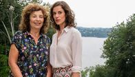 Arzt mit Nebenwirkung – Die beiden verstehen sich recht gut. Anita Lauber (Teresa Harder) hat Janne (Anne Schäfer, rechts) gebeten in der Arztpraxis mit einzusteigen.