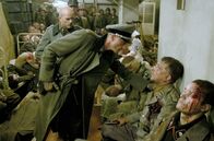 Der Untergang – SS-Brigadeführer Wilhelm Mohnke (André Hennicke, Mi. vorne), Kampfkommandant des Regierungsviertels, und Dr. Ernst Günther Schenck (Christian Berkel, dahinter) im Lazarett der Reichskanzlei