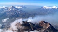 Der Pazifische Feuerring – Kamtschatka - das Land der Feuerberge. Die pazifische Erdplatte schiebt sich hier unter die eurasische Erdplatte. Dadurch sind 129 Vulkane auf der Halbinsel Kamtschatka entstanden, 29 von ihnen sind derzeit aktiv.