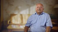 Ballonflucht aus der DDR – Monatelang näht Peter Wetzel an dem Ballon, der groß und stabil genug ist, um zwei Familien aus der DDR über die innerdeutsche Grenze nach Westen zu tragen.