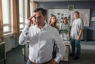 Kommissar Pascha – Hauptkommissar Zeki Demirbilek (Tim Seyfi, links) ist genervt von den Streitereien zwischen Jale Cengiz (Almila Bagriacik), Isabel Vierkant (Theresa Hanich) und dem neuen Migra-Mitglied Pius Leipold (Michael A. Grimm).
