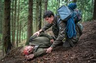 Der Ranger - Paradies Heimat – Zu Jonas (Philipp Danne, r.) Schock stürzt Leon (Justus Czaja, l.) auf dem Weg zur Rangerstation und verletzt sich dabei am Kopf.