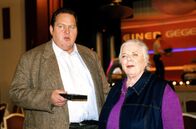 Der Bulle von Tölz – Resi (Ruth Drexel) hofft, dass der bekannte Showmaster Claus Claasen bei ihr wohnen wird, doch Benno (Ottfried Fischer) vermutet richtig, dass Claasen im besten Hotel von Tölz absteigt.