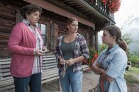 Der Bergdoktor – Lisbeth (Monika Baumgartner, l.) möchte Martin vorschlagen, bis zu seiner Genesung erst mal wieder auf dem Gruberhof einzuziehen. Anne (Ines Lutz, M.) soll dann erst mal bis auf weiteres bei Lilli (Ronja Forcher, r.) unterkommen.