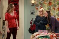 The Big Bang Theory – Während sich Leonard, unterstützt von Sheldon, Howard und Raj auf den Weg macht, sich mit Jimmy zu treffen, erkennt Penny (Kaley Cuoco, l.), dass sie selbst früher ihre Mitschüler schikaniert hat. Gemeinsam mit Bernadette (Melissa Rauch, M.) und Amy (Mayim Bialik, r.) beschließt sie deshalb, dass sie ihre Gemeinheiten wiedergutmachen muss ...