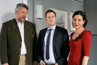 Die Rosenheim-Cops – Neuzugang Sebastian König (Mark-Alexander Solf, m.) ist der Neffe von Dr. Lauser-König aus dem Innenministerium. Das sorgt vor allem bei Stadler (Dieter Fischer, l.) und Stockl (Marisa Burger, r.) für Nervosität.