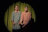American Horror Story – Sind der Direktorin ohne Wenn und Aber ergeben: Salty (Christopher Neiman, l.) und Pepper (Naomi Grossman, r.) ...