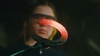 Berufsbild – SRF school Berufsbild – Hufschmied:in EFZ Angelika Brändle arbeitet gerne mit Tieren. Als angehende Hufschmiedin kümmert sie sich um die Hufpflege und den Beschlag von Pferden.