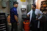 Ghosted – Max Jennifer (Adam Scott, l.); Barry Shaw (Adeel Akhtar, r.)