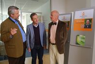 Die Rosenheim-Cops – Stadler (Dieter Fischer, l.) befragt im Verlag der Toten den Ehemann Werner Kalb (Sven Kramer, M.) sowie den Autor Professor Dinkelmann (Christof Wackernagel, r.).