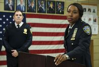 East New York – Captain Stan Yenko (Richard Kind, l.); Deputy Inspector Regina Haywood (Amanda Warren, r.)