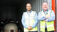 Mega Shippers - Die Cargo-Profis – Koordinator Mejdi Othmani (l.) und Geschäftsführer Martin Suddards verschiffen zwei brandneue Sportwagen im Design längst vergangener Tage in die USA.