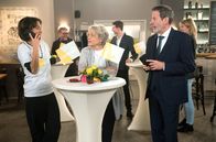 Rote Rosen – Obwohl Merle (Anja Franke, l.) das Rennen um das Bürgermeisteramt verliert, feiert sie den Erfolg von "LüneNatur" mit Dörte (Edelgard Hansen, M.) und Gunter (Hermann Toelcke, r. mit Kompars:innen).