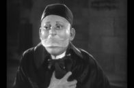 Das Phantom der Oper – Das titelgebende "Phantom der Oper" (Lon Chaney) ist ein entstellter Mensch, der sich nach Zuneigung sehnt.