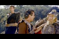 Hannibal – Hannibal (Victor Mature, Mi.) zeigt sich dankbar gegenüber Rutario (Bud Spencer, re.), der ihn bis zum Tal des Po geführt hat.