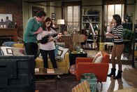How I Met Your Mother – Robin (Cobie Smulders, r.) hat von Marshall (Jason Segel, l.) und Lily (Alyson Hannigan, M.) den Auftrag bekommen, ein Foto für eine Postkarte zu machen, die von der Ankunft des neuen Erdenbürgers Marvin künden soll. Allerdings stellt sich die Aufgabe schwieriger dar als erwartet ...