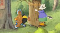 Der kleine Rabe Socke – Beinahe wäre Frau Dachs mit ihrem fahrenden Baum mit Eddi und Socke kollidiert.